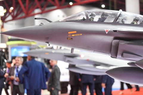 Sejumlah pengunjung berada di samping replika pesawat tempur Rafale dalam perhelatan pameran industri pertahanan Indo Defence 2022 Expo & Forum di Jakarta International Expo (JIExpo), Kemayoran, Jakarta Pusat, Rabu (2/11/2022). Foto: M Risyal Hidayat/ANTARA FOTO
