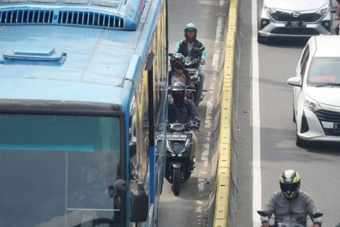 Pelanggaran lalu lintas di Jalan Salemba Raya, Jakarta Pusat, Kamis (3/11/2022). Foto: Iqbal Firdaus/kumparan