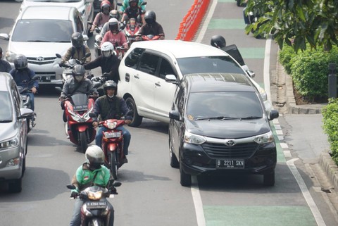 Pelanggaran lalu lintas di Jalan Salemba Raya, Jakarta Pusat, Kamis (3/11/2022). Foto: Iqbal Firdaus/kumparan