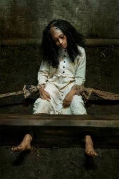 Novia Bachmid dalam film Menjelang Magrib. Foto: Dok. Istimewa