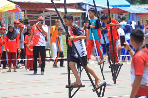 Sejumlah pelajar beradu cepat saat mengikuti olahraga tradisional Egrang di Sport Center Indramayu, Jawa Barat, Kamis (3/11/2022). Foto: Dedhez Anggara/Antara Foto