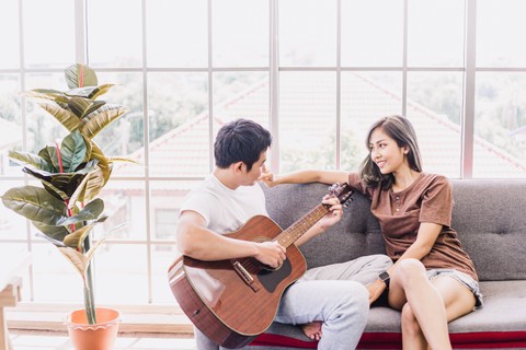 Ilustrasi perempuan bermusik dengan pasangan. Foto: PKStockphoto/Shutterstock