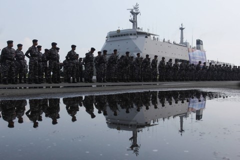 Sejumlah personel TNI Angkatan Laut mengikuti Apel Gelar Pasukan dan Alat Utama Sistem Senjata (Alutsista) TNI AL di Koarmada II, Surabaya, Jawa Timur, Jumat (4/11/2022). Foto: Didik Suhartono/ANTARA FOTO