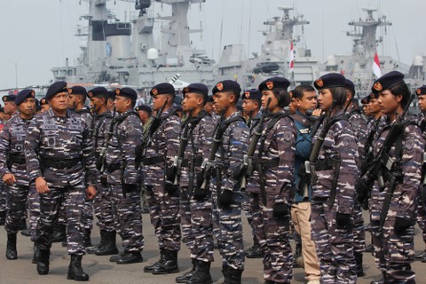 Kepala Staf Angkatan Laut Laksamana TNI Yudo Margono (kedua kiri) menginspeksi pasukan saat Apel Gelar Pasukan dan Alat Utama Sistem Senjata (Alutsista) TNI AL di Koarmada II, Surabaya, Jawa Timur, Jumat (4/11/2022). Foto: Didik Suhartono/ANTARA FOTO