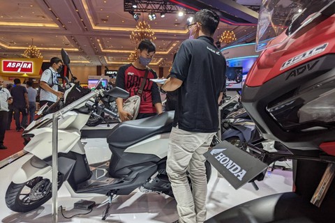 Suasana booth Honda di Indonesia Motorcycle Show (IMOS) 2022 di JCC Senayan, Jakarta. Foto: Sena Pratama/kumparan