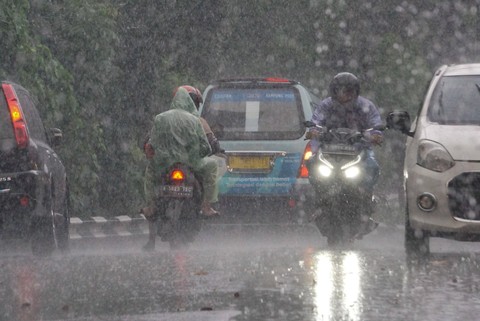 Cuaca Hari Ini: Waspada Potensi Hujan Disertai Petir di Jakarta