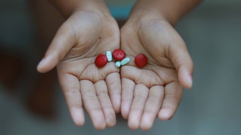 CH (6), seorang anak dengan HIV/AIDS (ADHA) menunjukkan obat-obatan yang harus ia minum setiap hari di Yayasan Vina Smart Era (VSE), Duri, Tambora, Jakarta Barat. Foto: Nisrina Nakhlatul Azizah