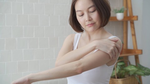 Ilustrasi Menggosok Kulit dan Eksfoliasi Berlebihan. Foto: Shutterstock