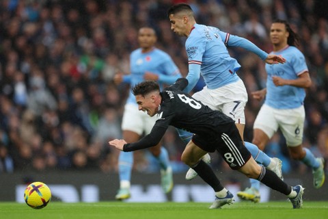 Joao Cancelo Langsung Dikartu Merah Usai Langgar Pemain Fulham, Ini Aturannya (1)