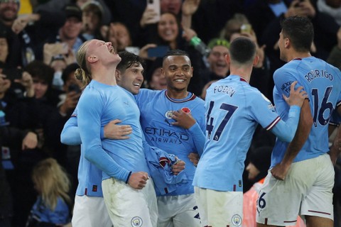 Pemain Manchester City Erling Braut Haaland merayakan mencetak gol kedua mereka dengan rekan satu tim di Stadion Etihad, Manchester, Inggris, Sabtu (5/11/2022). Foto: Lee Smith/REUTERS