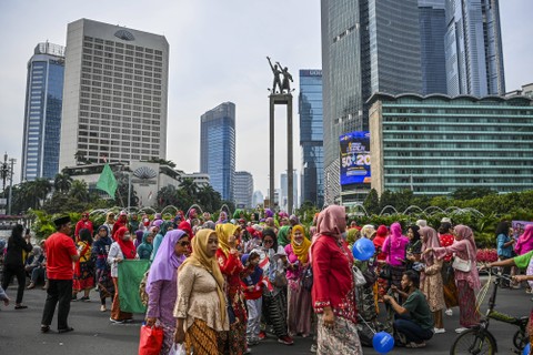Foto: Parade Gerakan Kebaya Goes to UNESCO Ramaikan CFD di Bundaran HI 