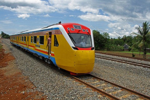 KA Andalan Celebes melintas di jalur kereta api Makassar-Maros di Kabupaten Pangkep, Sulawesi Selatan, Minggu (6/11/2022). Foto: Arnas Padda/ANTARA FOTO