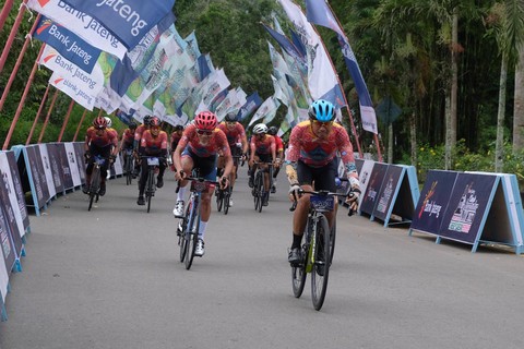 Foto: Keseruan Pesepeda saat Tour De Borobudur 2022 di Magelang