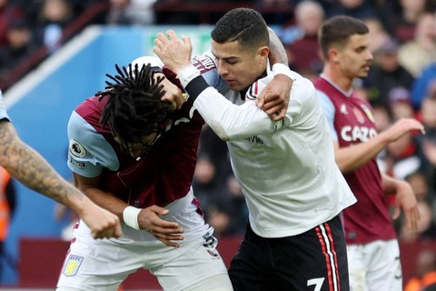 Cristiano Ronaldo Ribut dengan Tyrone Mings saat MU Keok dari Aston Villa (1)
