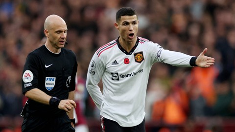 Pemain Manchester United Cristiano Ronaldo memprotes dengan wasit Anthony Taylor di Villa Park, Birmingham, Inggris, Minggu (6/11/2022). Foto: Carl Recine/REUTERS