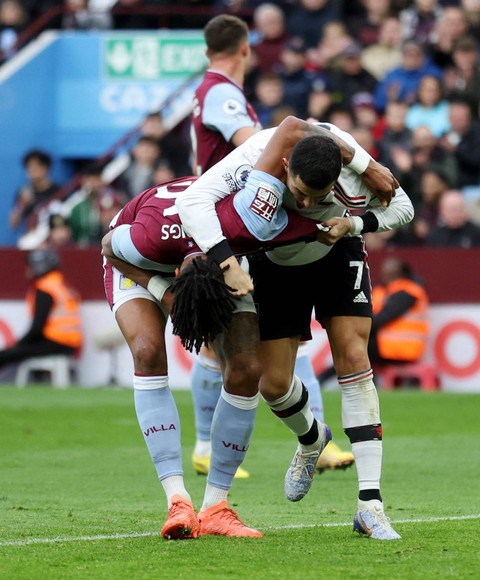 Cristiano Ronaldo Ribut dengan Tyrone Mings saat MU Keok dari Aston Villa
