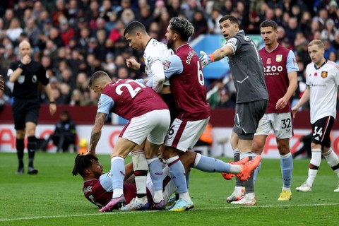 Cristiano Ronaldo Ribut dengan Tyrone Mings saat MU Keok dari Aston Villa (2)