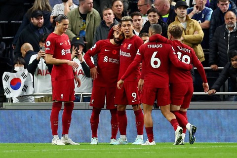 Pemain Liverpool Mohamed Salah merayakan gol kedua mereka dengan rekan satu tim di Tottenham Hotspur Stadium, London, Inggris, Minggu (6/11/2022). Foto: David Klein/REUTERS