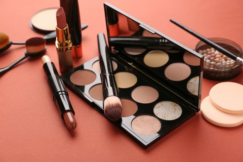 Ilustrasi alat makeup. Foto: Pixel-Shot/Shutterstock