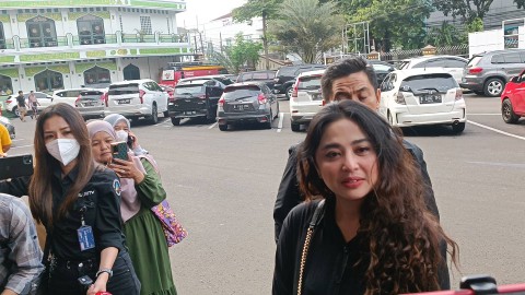 Dewi Perssik jalani mediasi dengan pelaku pencemaran nama baik dan fitnah, Polres Jakarta Selatan, Senin (7/11/2022). Foto: Giovanni/kumparan