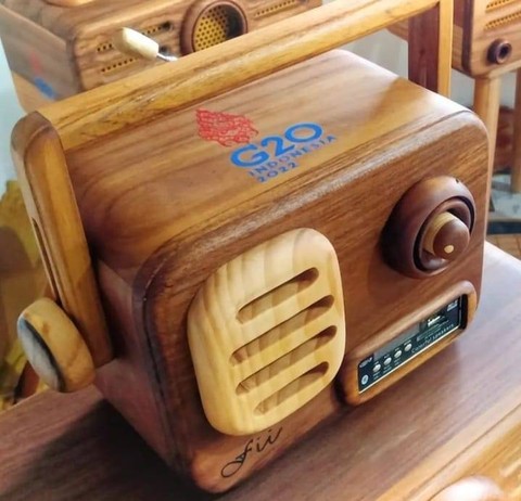 Kerajinan Radio Kayu Asal Cianjur Jadi Suvenir KTT G20 (2)
