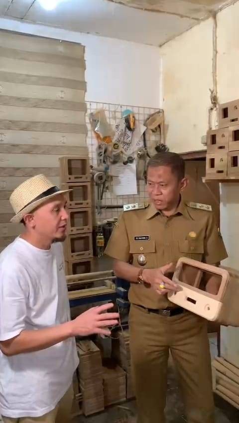 Kerajinan Radio Kayu Asal Cianjur Jadi Suvenir KTT G20 (1)