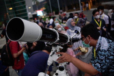 Pengunjung melihat posisi bulan saat gerhana bulan total melalui aplikasi Stellarium di smartphone di sekitar Taman Ismail Marzuki, Jakarta, Selasa (8/11/3/2022). Foto: Jamal Ramadhan/kumparan