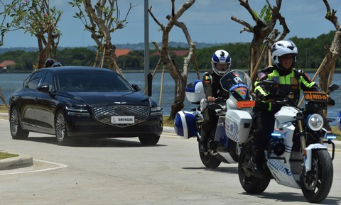 Petugas melakukan simulasi pengawalan kendaraan tamu VVIP di Denpasar, Bali, Selasa (8/11/2022). Foto: Fikri Yusuf/Antara Foto