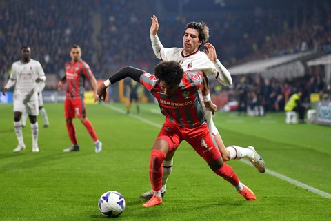 Pemain AC Milan Sandro Tonali berebut bola dengan pemain Cremonese pada pertandingan lanjutan Liga Italia di Stadio Giovanni Zini, Cremona, Italia. Foto: Daniele Mascolo/REUTERS