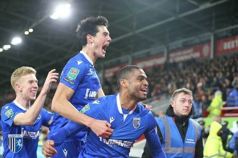 Pemain Gillingham Elkan Baggott bersama rekan-rekannya pada pertandingan babak ketiga Piala Liga Inggris (Carabao Cup) 2022/23 di Brentford Community Stadium, London, Inggris, pada 9 November 2022. Foto: Facebook/GillinghamFootballClubOfficial