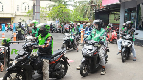 Gerbong Pecinta Sandiuno menggelar aksi bantuan subsidi BBM kepada para driver ojol dan pesan antar di Banyumas. Foto: Dok. Istimewa