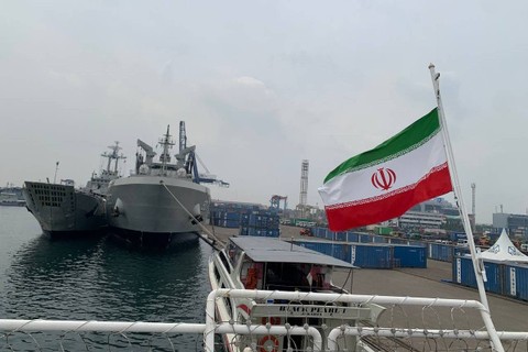 Kapal perang fregat kelas Moudge IRIS Dena dari Angkatan Laut Iran berlabuh di Pelabuhan Tanjung Priok di Jakarta sejak Sabtu (5/11/2022). Foto: Jemima Shalimar/kumparan