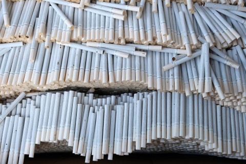 Tumpukan ribuan batang rokok digelar sebelum dimusnahkan di Kantor Wilayah Dirjen Bea Cukai Kalimantan Bagian Barat di Pontianak, Kalimantan Barat, Kamis (10/11/2022). Foto: Jessica Helena Wuysang/ANTARA FOTO