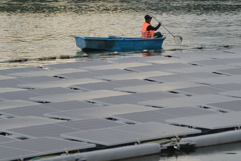 Petugas melakukan perawatan sistem usai peresmian Pembangkit Listrik Tenaga Surya (PLTS) Terapung Waduk Muara Nusa Dua di Kabupaten Badung, Bali, Jumat (11/11/2022). Foto: Aditya Pradana Putra/ANTARA FOTO