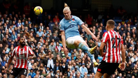 Pemain Manchester City Erling Braut Haaland menyundul ke gawang Brentford di Stadion Etihad, Manchester, Inggris, Sabtu (12/11/2022). Foto: Action Images via Reuters/Jason Cairnduff