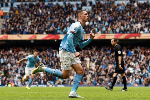 Pemain Manchester City Phil Foden merayakan gol pertama mereka saat hadapi Brentford di Stadion Etihad, Manchester, Inggris, Sabtu (12/11/2022). Foto: Action Images via Reuters/Jason Cairnduff