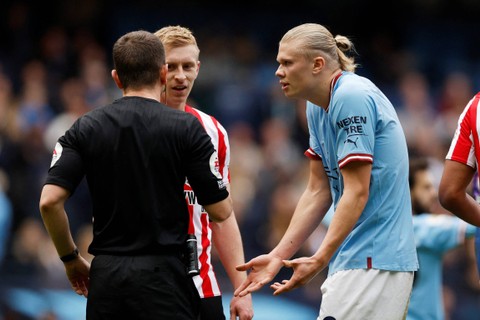 Pemain Manchester City Erling Braut Haaland memprotes dengan wasit Peter Bankes di Stadion Etihad, Manchester, Inggris, Sabtu (12/11/2022). Foto: Action Images via Reuters/Jason Cairnduff