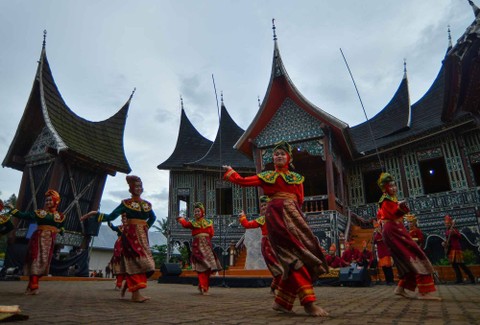 Penari menampilkan tarian pembuka pada Festival Pamenan Minangkabau di halaman Istano Silinduang Bulan, Kabupaten Tanah Datar, Sumatera Barat, Sabtu (12/11/2022). Foto: Iggoy el Fitra/ANTARA FOTO