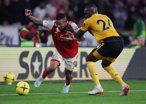 Gabriel Jesus dari Arsenal beraksi dengan Toti dari Wolverhampton Wanderers. Foto: Action Images via Reuters/Matthew Childs 