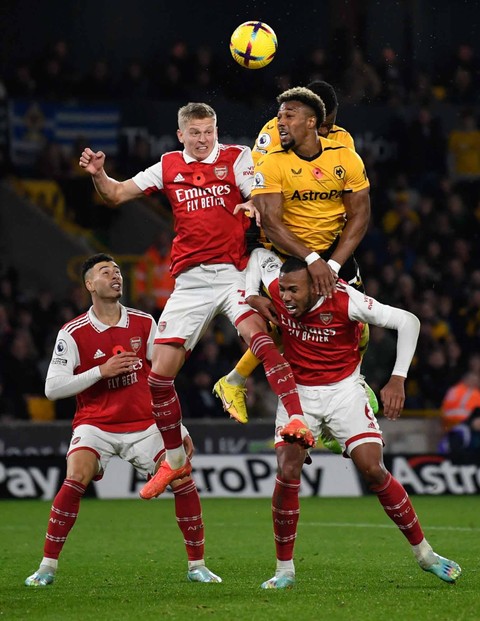 Adama Traore dari Wolverhampton Wanderers beraksi dengan Oleksandr Zinchenko dan Gabriel dari Arsenal. Foto: REUTERS/Tony Obrien
