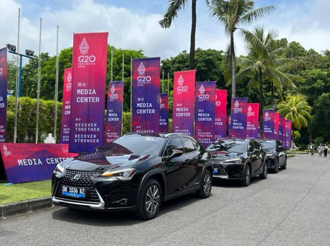 Mobil Listrik Lexus UX 300e bertugas di KTT G20  Foto: Aditia Noviansyah/kumparan