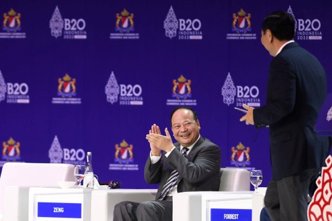 Chairman and Founder CATL Zeng Yuqun menyampaikan paparan dalam diskusi panel B20 Summit Indonesia 2022 di Nusa Dua, Kabupaten Badung, Bali, Minggu (13/11/2022). Foto: Aditya Pradana Putra/Antara Foto