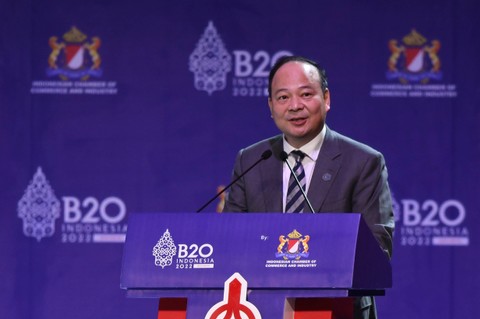 Chairman and Founder CATL Zeng Yuqun menyampaikan paparan dalam diskusi panel B20 Summit Indonesia 2022 di Nusa Dua, Kabupaten Badung, Bali, Minggu (13/11/2022). Foto: Aditya Pradana Putra/Antara Foto