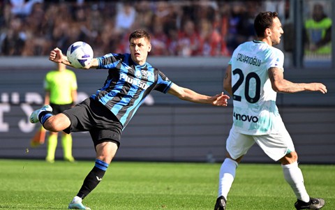 Pemain Atalanta Mario Pasalic beraksi saat melawan Inter Milan di Stadio Atleti Azzurri, Bergamo, Italia. Foto: Alberto Lingria/REUTERS