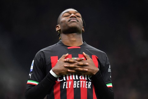 Rafael Leao Tiru Selebrasi Cristiano Ronaldo saat Bantu Milan Tekuk Fiorentina