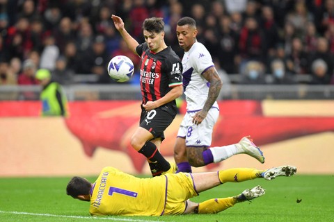 Pemain AC Milan Brahim Diaz  berusaha melewati penjaga gawang Fiorentina pada pertandingan lanjutan Liga Italia di Stadion San Siro, Milan, Italia.  Foto: Daniele Mascolo/REUTERS