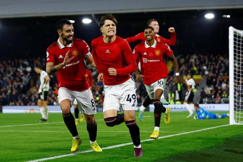 Selebrasi pemain Manchester United Alejandro Garnacho usai mencetak gol ke gawang Fulham pada pertandingan lanjutan Liga Inggris di Craven Cottage, London, Inggris.   Foto: Andrew Boyers/REUTERS
