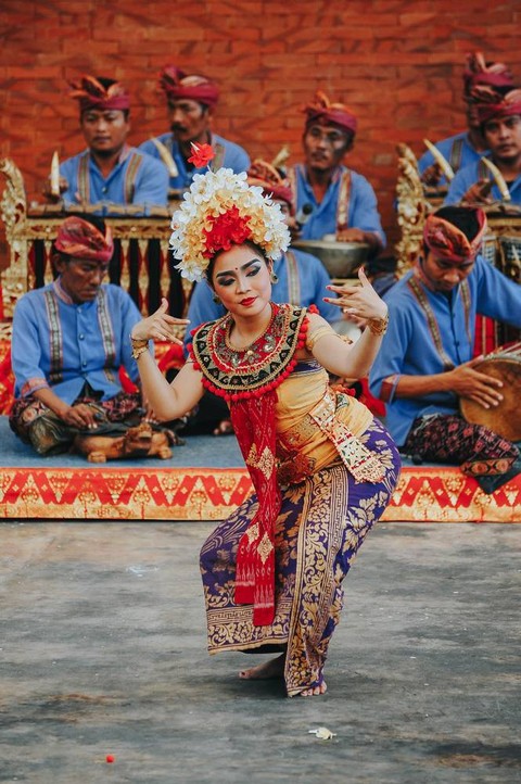 Ilustrasi tari pendet di Bali. Foto: Shutter Stock