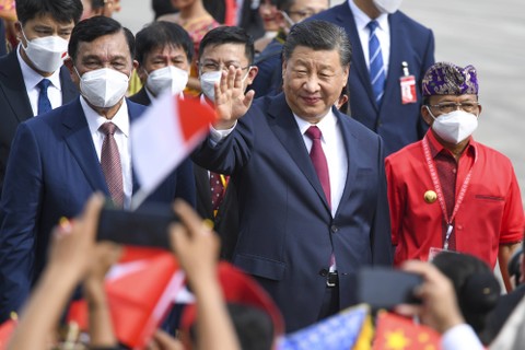 Presiden China Xi Jinping (kedua kanan) didampingi Menteri Koordinator Bidang Maritim dan Investasi yang juga sebagai Ketua Bidang Dukungan Penyelenggaraan Acara G20 Luhut Binsar Pandjaitan (kiri). Foto: M Risyal Hidayat/Antara Foto 