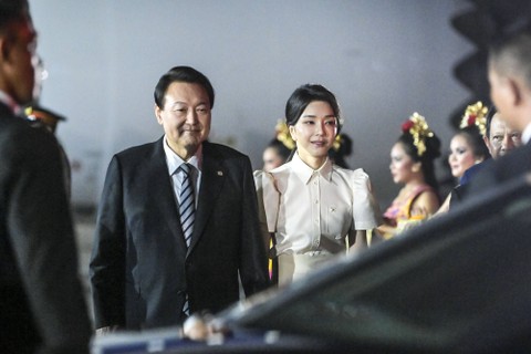 Presiden Korea Selatan Yoon Suk-yeol (kiri) bersama istri Kim Keon Hee (kanan) tiba di terminal VVIP I Bandara I Gusti Ngurah Rai Bali, Minggu (13/11/2022). Foto: Galih Pradipta/Antara Foto